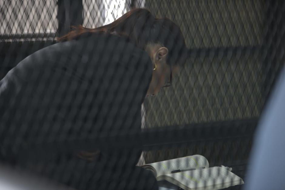 Durante la audiencia de este miércoles, Baldetti estuvo leyendo dentro de la carceleta. (Foto: Wilder López/Soy502)