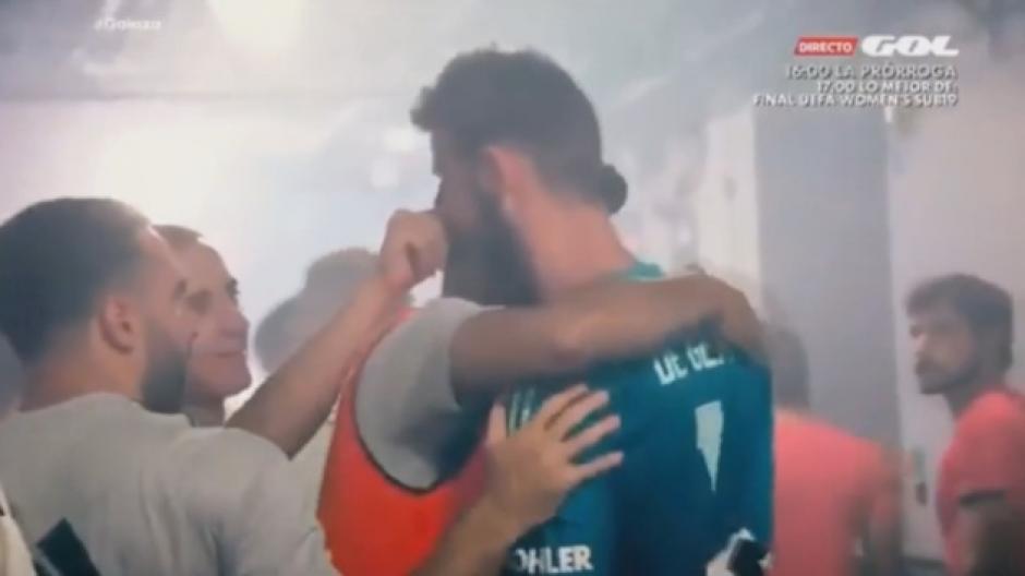 Marco Asensio y Lucas V&aacute;squez con su compa&ntilde;ero de selecci&oacute;n, David de Gea. (Foto: captura de video)