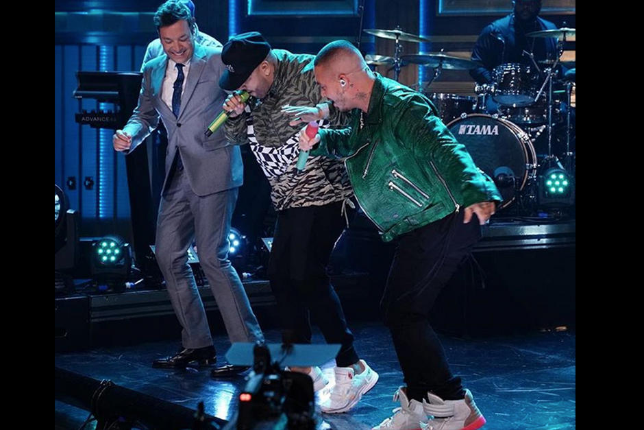 El conductor no dud&oacute; en subir a bailar con los cantantes. (Foto: archivo)