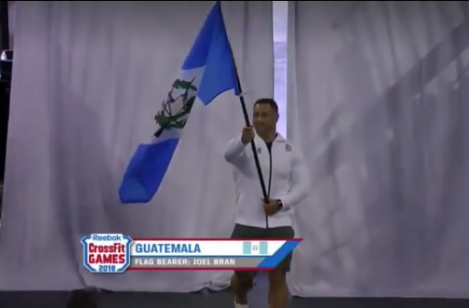 Joel Bran porta con orgullo la bandera de&nbsp; Guatemala en la inauguraci&oacute;n de los Crossfit Games 2018. (Foto: captura de video)