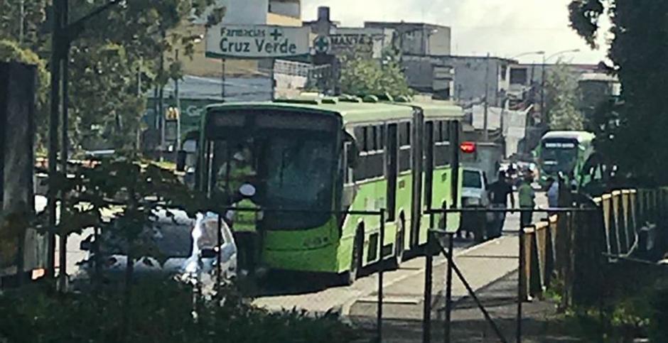 La ambulancia intent&oacute; incorporarse a la ruta exclusiva pero... (Foto: captura de pantalla)&nbsp;