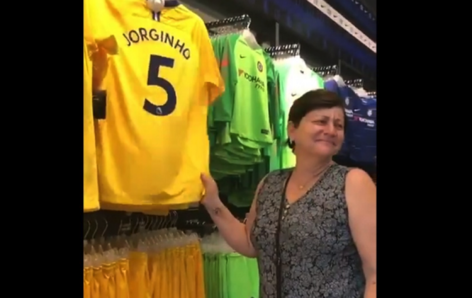 Madre de Jorginho llora al ver la camiseta de su hijo en la tienda del Chelsea. (Foto: Captura de video)
