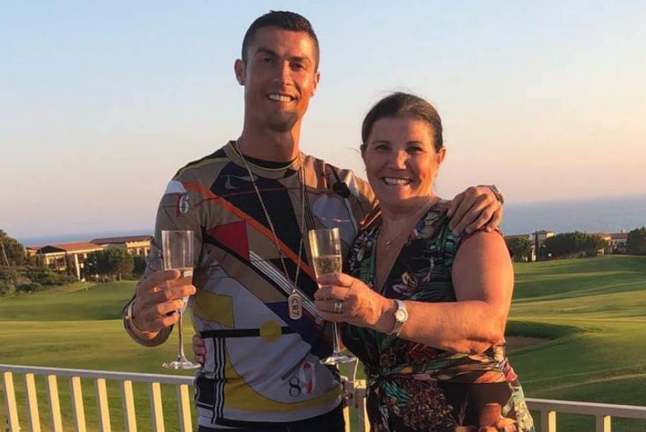La madre de Cristiano Ronaldo desminti&oacute; a una revista que asegur&oacute; que ella padece una enfermedad s&uacute;bita. (Foto: Instagram)