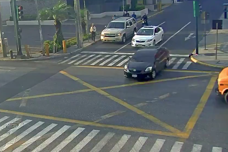 Afortunadamente, el autobús escolar no transportaba estudiantes. (Imagen: captura de pantalla)