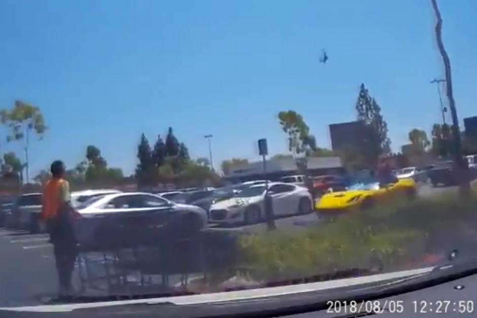 Una avioneta cay&oacute; este domingo sobre un parqueo en un centro comercial en Estados Unidos. El accidente dej&oacute; a cinco personas fallecidas. (Foto: Twitter)