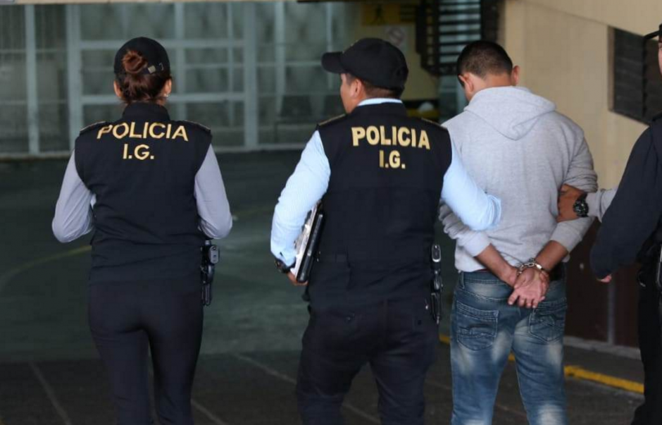 Las autoridades capturaron a civiles y agentes activos, miembros de la red criminal. (Foto: PNC)&nbsp;