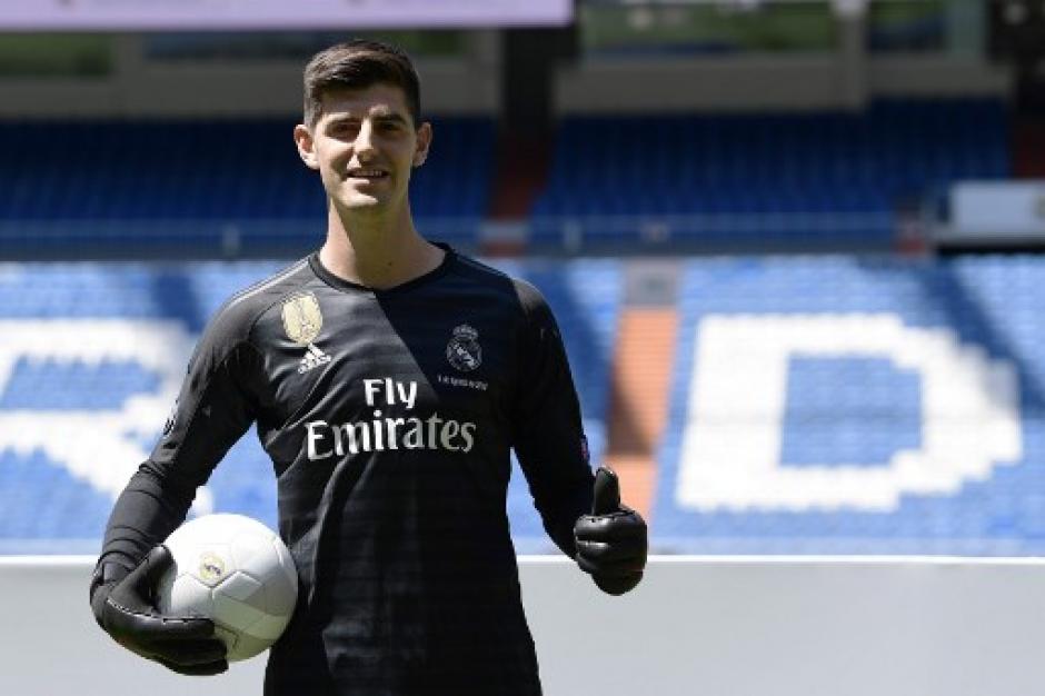 Courtois ya luce el escudo del Real Madrid. (Foto: AFP)