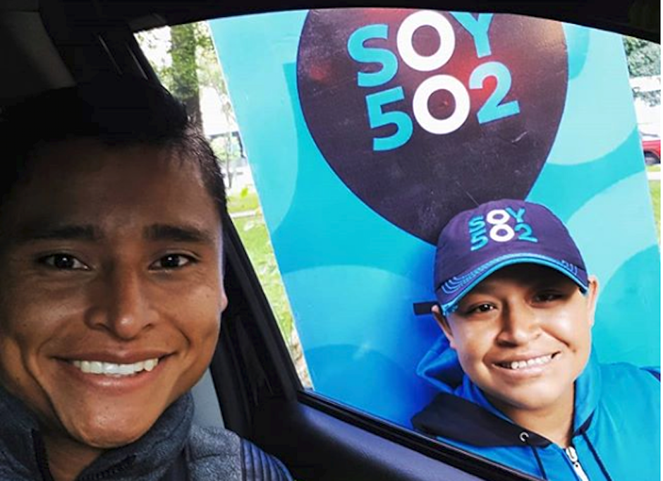 Erick Barrondo comparte con la gente 502 durante el tráfico de la Ciudad. (Foto: Instagram)