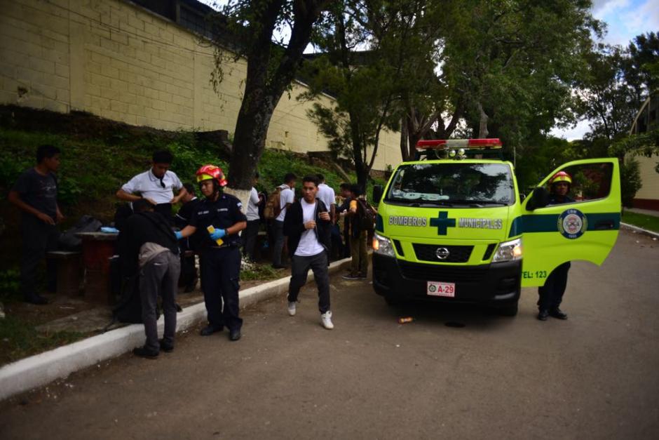 Al menos 30 estudiantes fueron trasladados por Bomberos Municipales. (Foto: Jes&uacute;s Alfonso/Soy502)&nbsp;