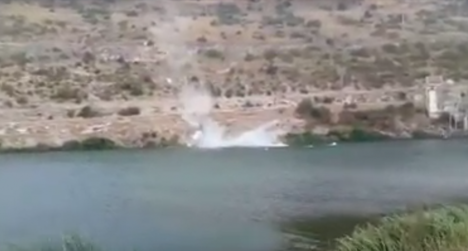 El auto se hundi&oacute; en el pantano tras caer al menos 100 metros. (Foto: Youtube)