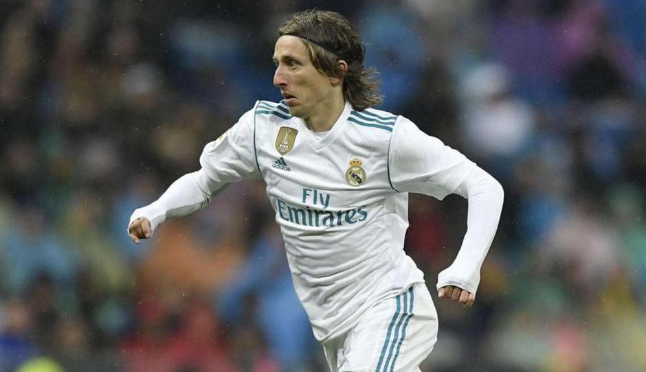 Luka Modric, una de las figuras indiscutibles del Mundial de Rusia, mantiene en vilo al Real Madrid, donde juega, ya que podr&iacute;a marcharse hacia el f&uacute;tbol italiano. (Foto: AFP)