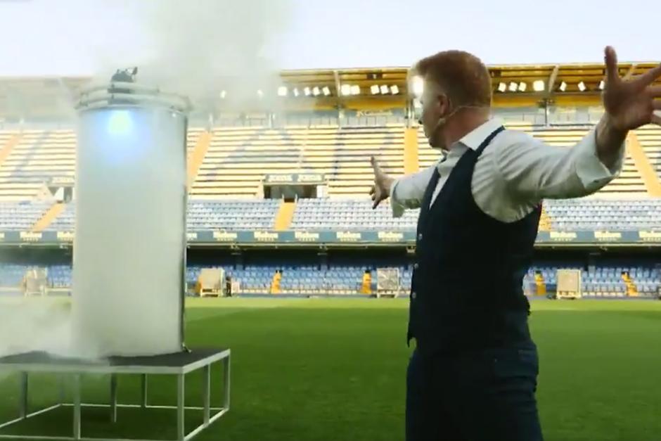 Yunke, el mago, present&oacute; a Santi Cazorla con un impresionante acto de magia. (Foto: Villarreal)