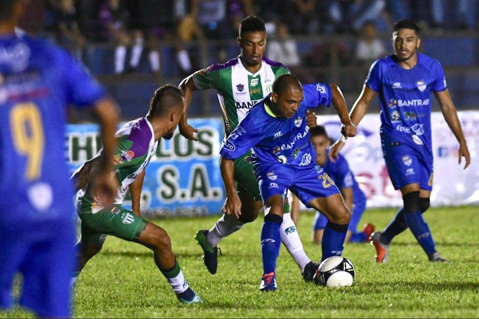 El brasileño Janderson Pereira domina el balón ante la marca de Marco Domínguez. (Foto: Sergio Muñoz/NuestroDiario)