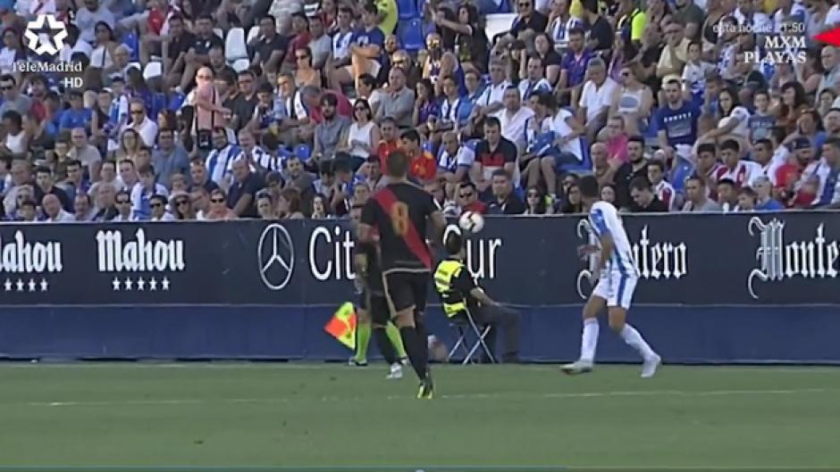 El balón impactó en el hombre que resguardaba el orden en el estadio. (Foto: Captura de video)