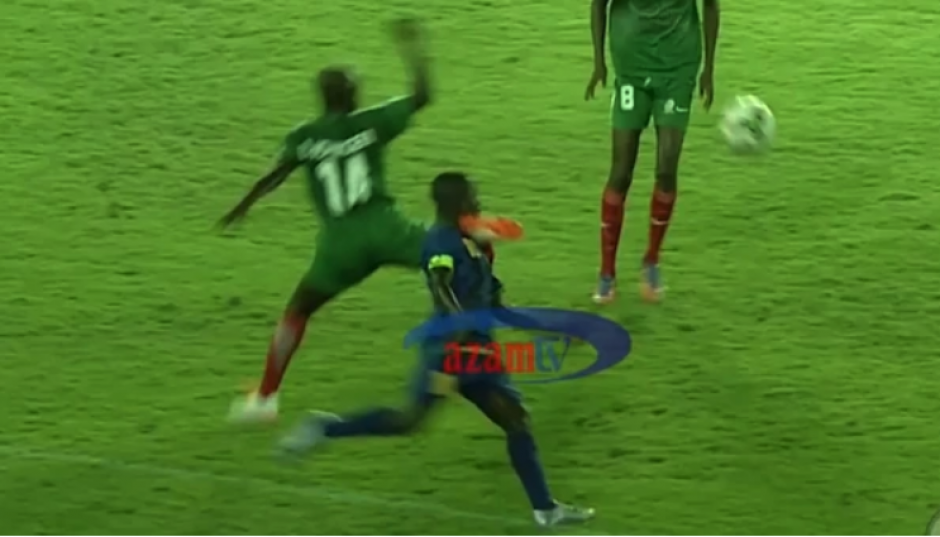 Un jugador de Burundi patea a su colega de Tanzania en un partido del clasificatorio a la Copa Africana Sub-17. (Foto: Captura de video)