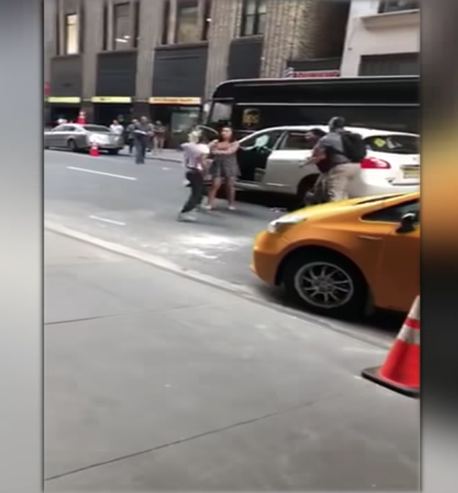 La mujer una taxista con antecedentes de violencia fue arrestada. (Foto: captura de pantalla)&nbsp;