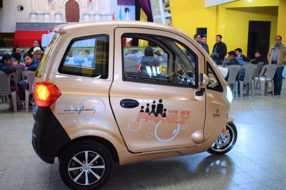 Vista de uno de los veh&iacute;culos el&eacute;ctricos que sustituir&aacute;n a los mototaxis en Comalapa. (Foto: Facebook Sarim&aacute; TV)