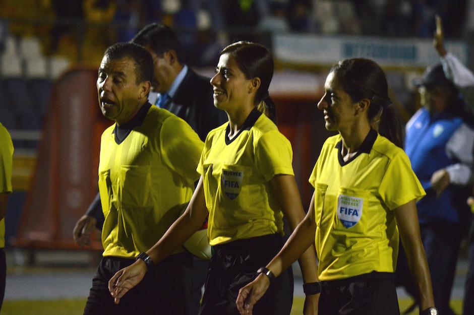 Carlos Oliva y Delia Vega junto al árbitro mundialista Joel Aguilar Chicas. (Foto: Rudy Martínez/Soy502)