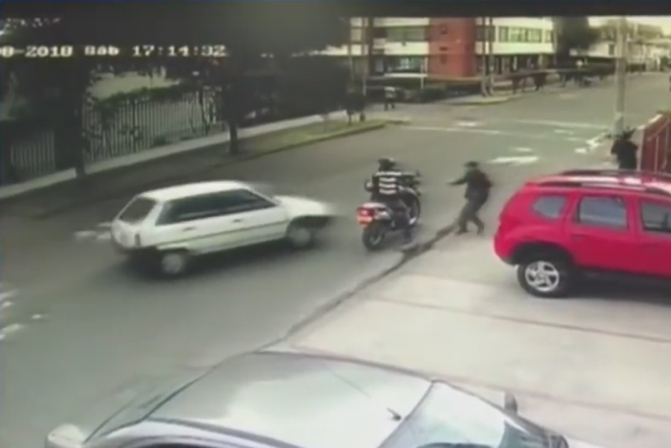 Los dos delincuentes fueron detenidos luego del frustrado asalto. (Foto: captura de pantalla)