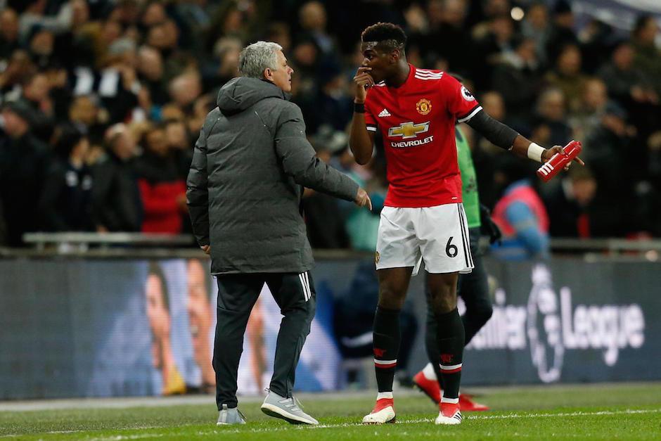 Mourinho y Pogba conversan durante un partido del Manchester United en Champions League. (Foto: AFP)