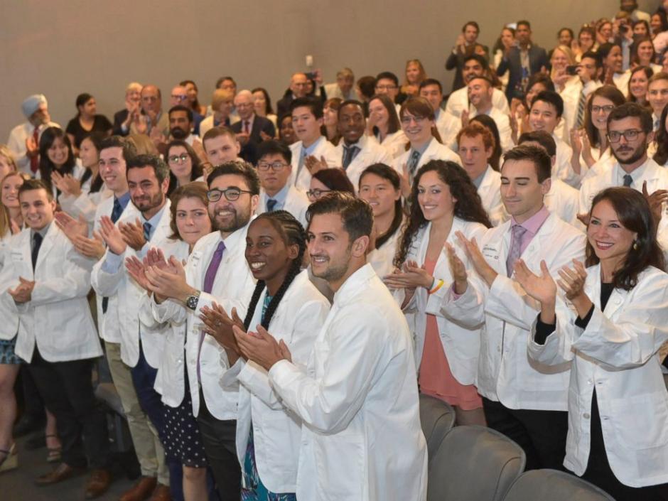 Los estudiantes recibieron con mucha alegr&iacute;a esta noticia que les aliviar&aacute; de muchas deudas. (Foto: ABC News)