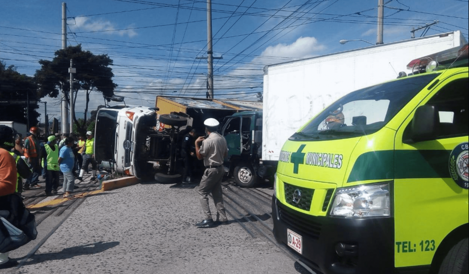 Dos camiones chocaron en la calzada Atanasio Tzul. (Foto: Bomberos Municipales)&nbsp;