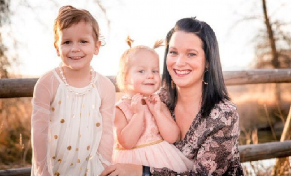 La joven madre desapareci&oacute; junto a sus hijas, s&oacute;lo su cuerpo ha sido recuperado, socorristas buscan el de las menores. (Foto: Fox news)