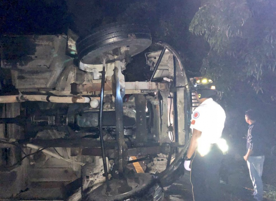 El bus volc&oacute; en el kil&oacute;metro 37.5 de la ruta a Antigua Guatemala. (Foto: Bomberos Voluntarios)&nbsp;