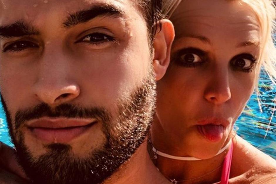 Spears y Asghari se conocieron durante la grabaci&oacute;n del video musical de "Slumber Party" y empezaron su romance en octubre del 2017. (Foto: Archivo)