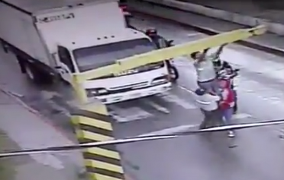 El video fue difundido por el gerente de Emixtra, quien recomendó no repetir este plan. (Foto: captura de pantalla)