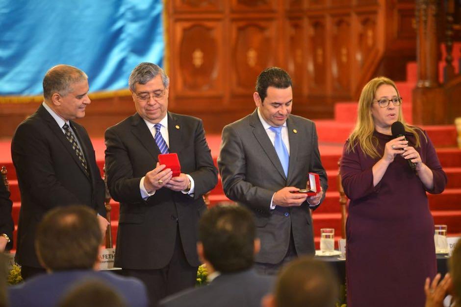 El Gobierno de Israel le entregó una moneda conmemorativa a Jimmy Morales. (Foto: Jesús Alfonso/Soy502)