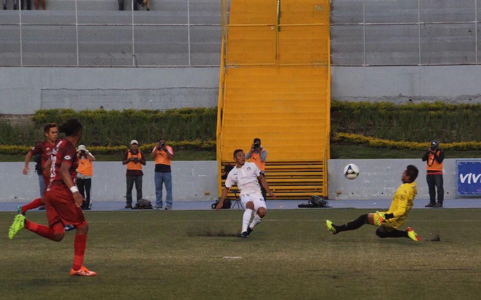 Carlos Mej&iacute;a dispara ante la salida del portero V&iacute;ctor Bol&iacute;var. (Foto: Fredy Hern&aacute;ndez/Soy502)