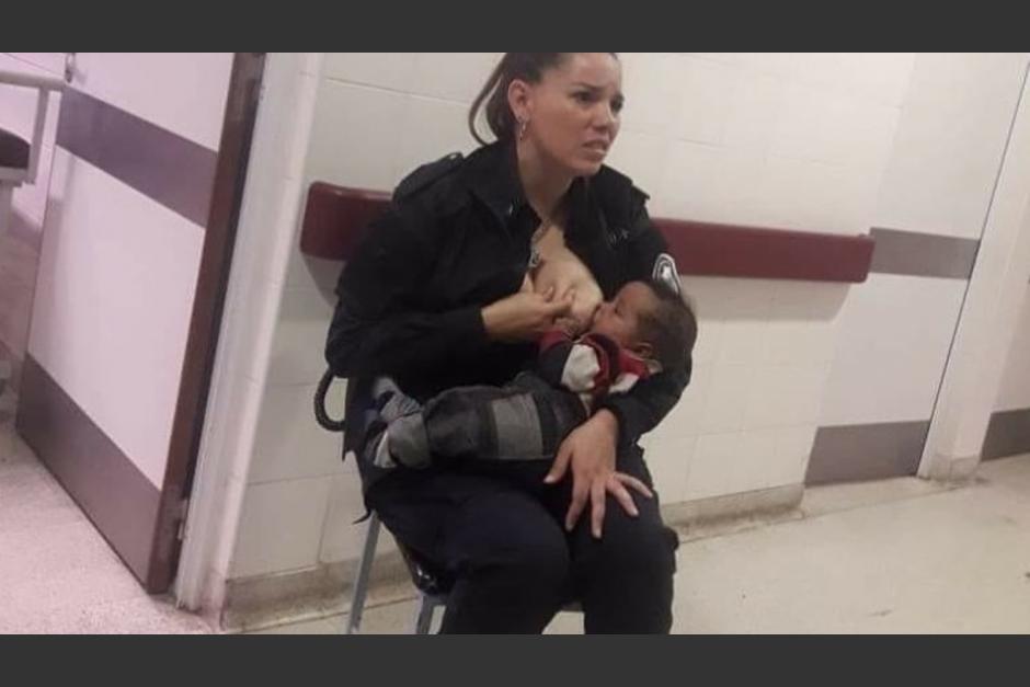 La agente Celeste Ayala amamant&oacute; a un beb&eacute; internado por desnutrici&oacute;n. (Foto: @domenech_news)
