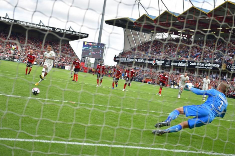 Neymar marcó de penal para el PSG en el duelo ante el Guiagamp. (Foto: AFP)