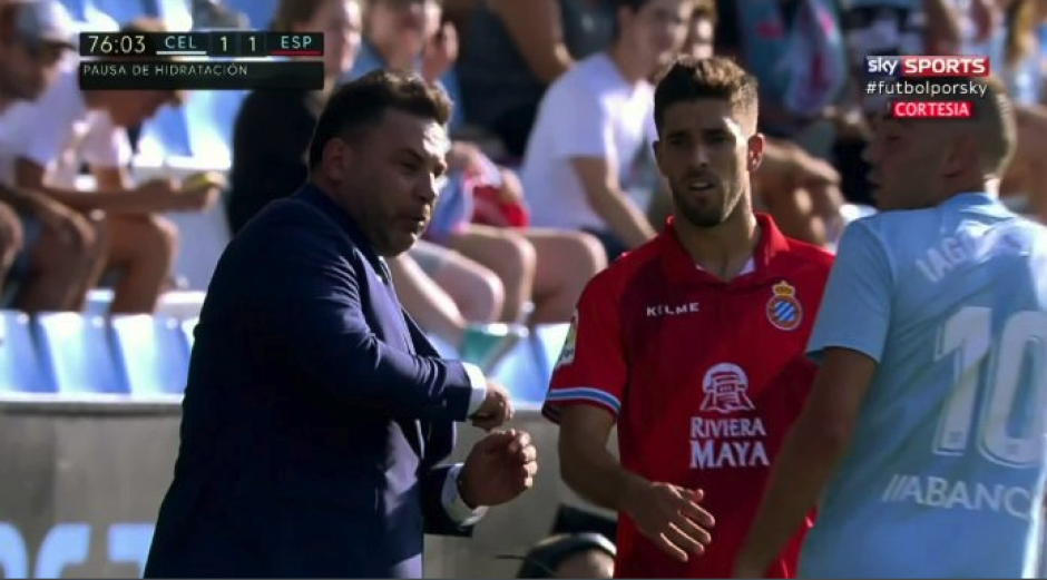 El técnico argentino Antonio Mohamed sufrió un pelotazo en su debut en España. (Foto: Captura de video)