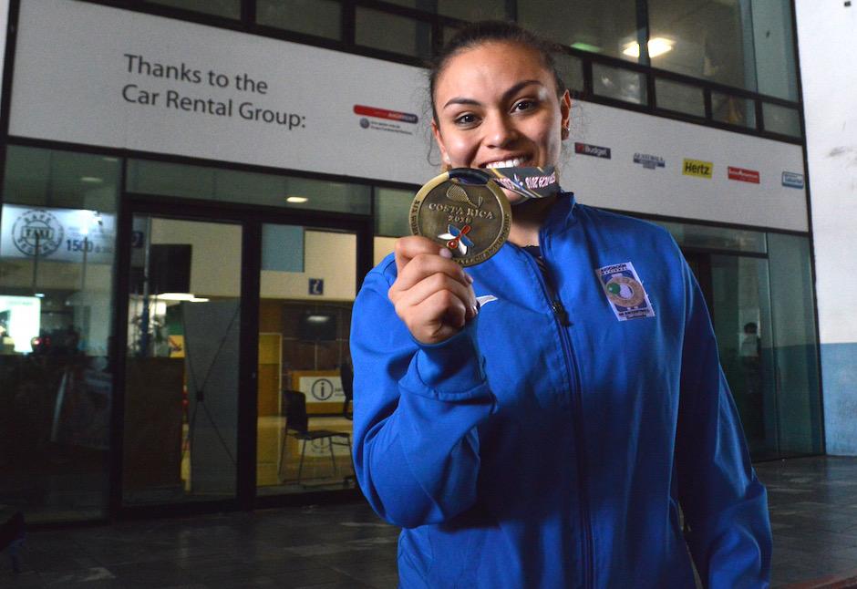 Ana Gabriela Mart&iacute;nez luce su medalla de campeona del mundo. (Foto: Rudy Mart&iacute;nez/Soy502)