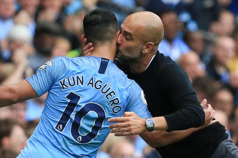 Pep Guardiola besa a Sergio el "Kun" Ag&uuml;ero por su formidable partido en el que anot&oacute; tres goles. (Foto: AFP)