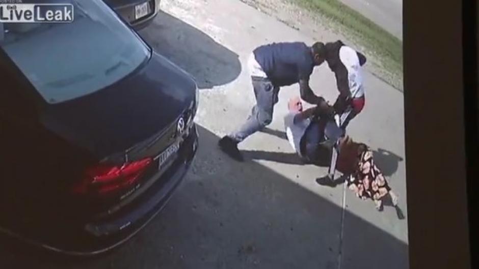 Una mujer y su esposo trataron de evitar el robo de varios miles de d&oacute;lares. (Foto: Infobae)