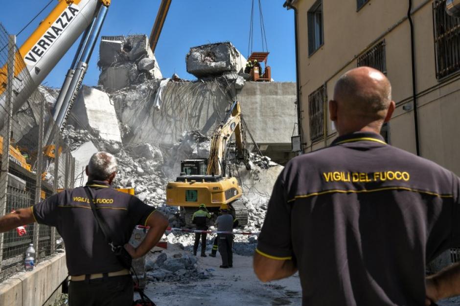 Las im&aacute;genes muestran a varias personas que logran escapar por debajo de los escombros. (Foto: AFP)