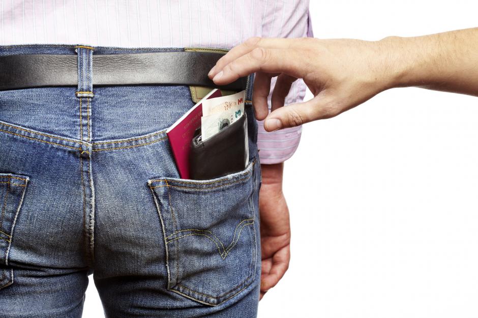 La v&iacute;ctima no se percat&oacute; del momento en que le fue sacada la billetera de su pantal&oacute;n. (Foto: Consejero Legal)