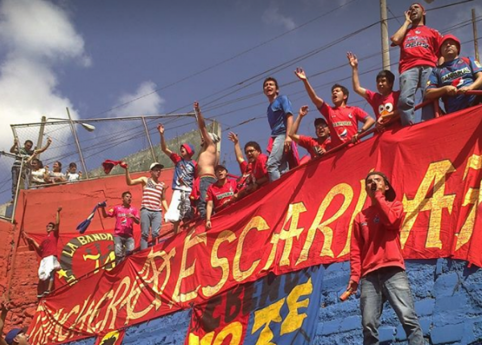 La porra de Municipal "La Trinchera Escarlata" public&oacute; un comunicado sobre una fotograf&iacute;a con un mensaje contra la Selecci&oacute;n de Guatemala. (Foto: La Trinchera Escarlata)