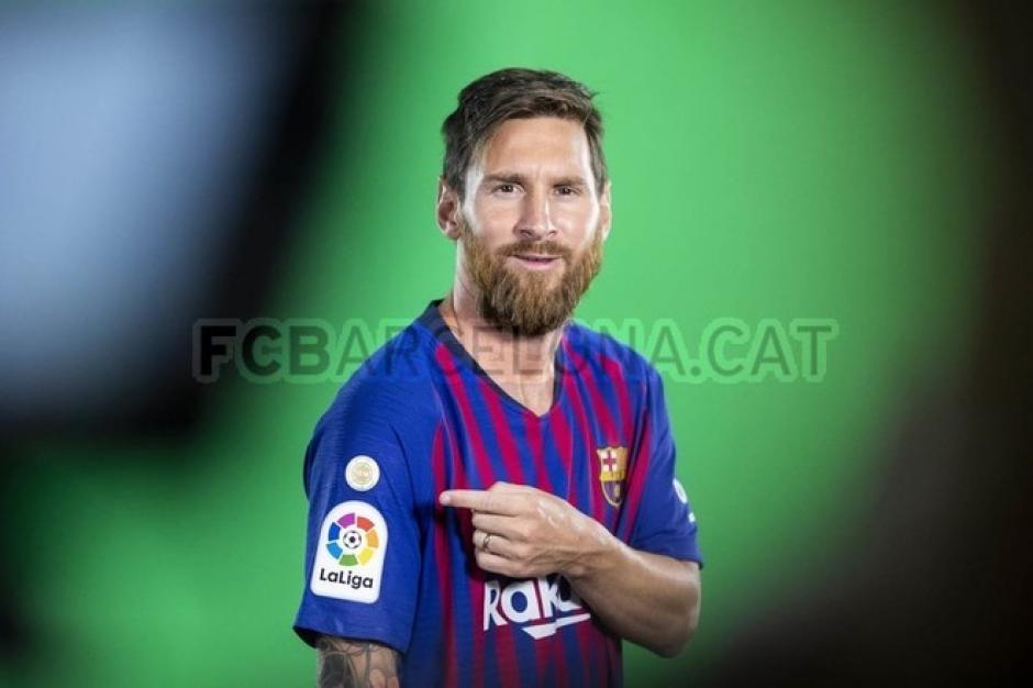 Messi muestra el escudo de campe&oacute;n en la nueva indumentaria de Barsa. (Foto: FC Barcelona)