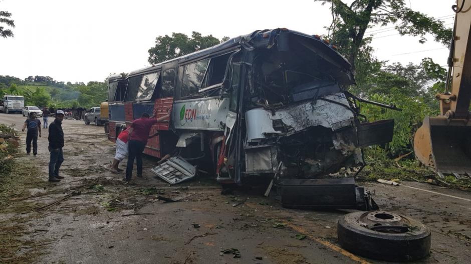 El bus sali&oacute; anoche de Pet&eacute;n y se accident&oacute; horas m&aacute;s tarde en la ruta. (Foto: Cruz Roja Guatemalteca)&nbsp;