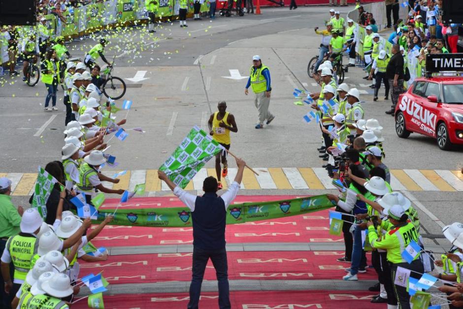 El keniata&nbsp;Julius Koskei a punto de cruzar la meta de los 21K. (Foto: Jesús Alfonso/Soy502)