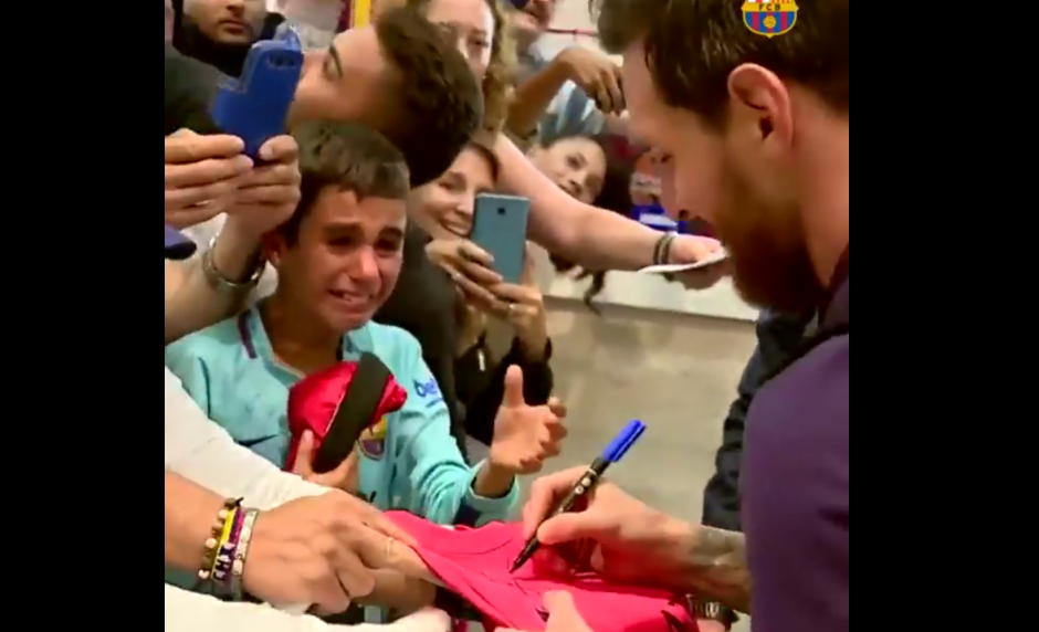 El ni&ntilde;o esperaba a Messi a la salida del partido de este s&aacute;bado. (Foto: captura pantalla)&nbsp;