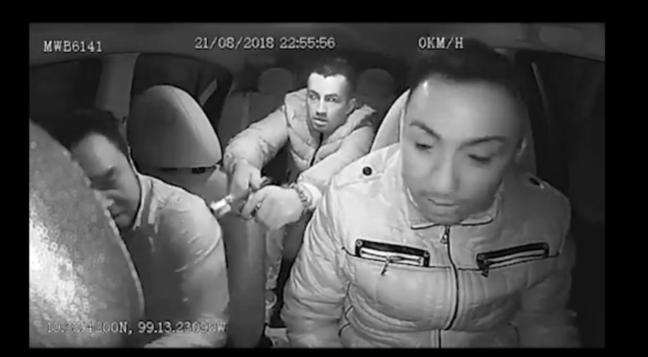 En las im&aacute;genes se ve que una ni&ntilde;a aborda pero el resto de la familia ya no logra subir al auto. (Foto: captura pantalla)&nbsp;