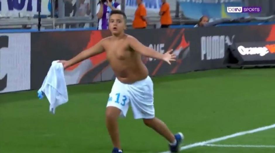 El ni&ntilde;o hizo el saque de honor y su festejo se hizo viral. (Foto: captura de video)