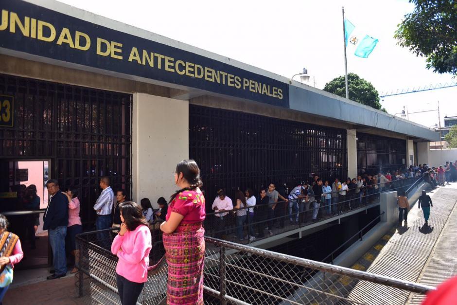 En las sedes en todo el pa&iacute;s donde se solicitan antecedentes penales se hacen largas filas. (Foto: archivo/Soy502)