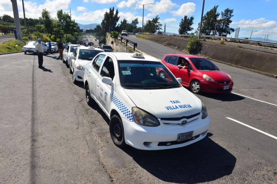 Los taxistas se enfilan hacia la Aguilar Batres. (Foto: Jesús Alfonso/Soy502)