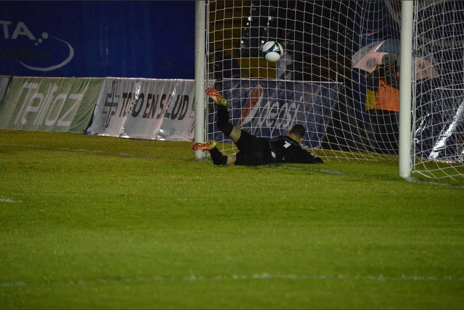 ¿Entró o no el balón? El árbitro dijo que no. (Foto: Rudy Martínez/Soy502)&nbsp;